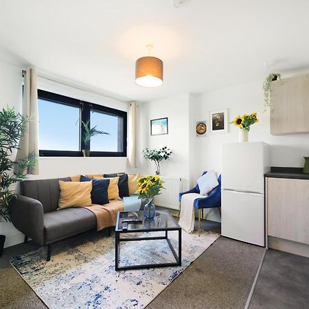 Modern Apartments With Free Parking Near Heathrow 콘부룩 외부 사진