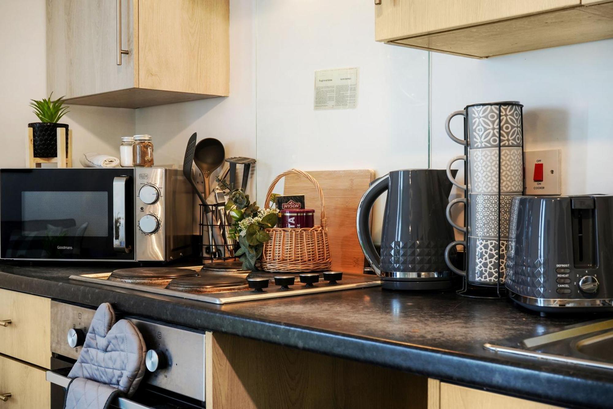 Modern Apartments With Free Parking Near Heathrow 콘부룩 외부 사진