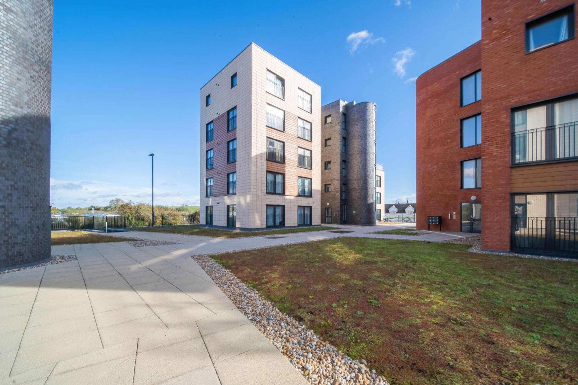 Modern Apartments With Free Parking Near Heathrow 콘부룩 외부 사진