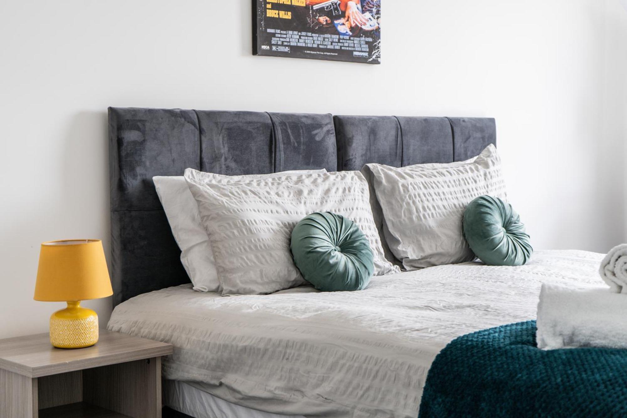 Modern Apartments With Free Parking Near Heathrow 콘부룩 외부 사진
