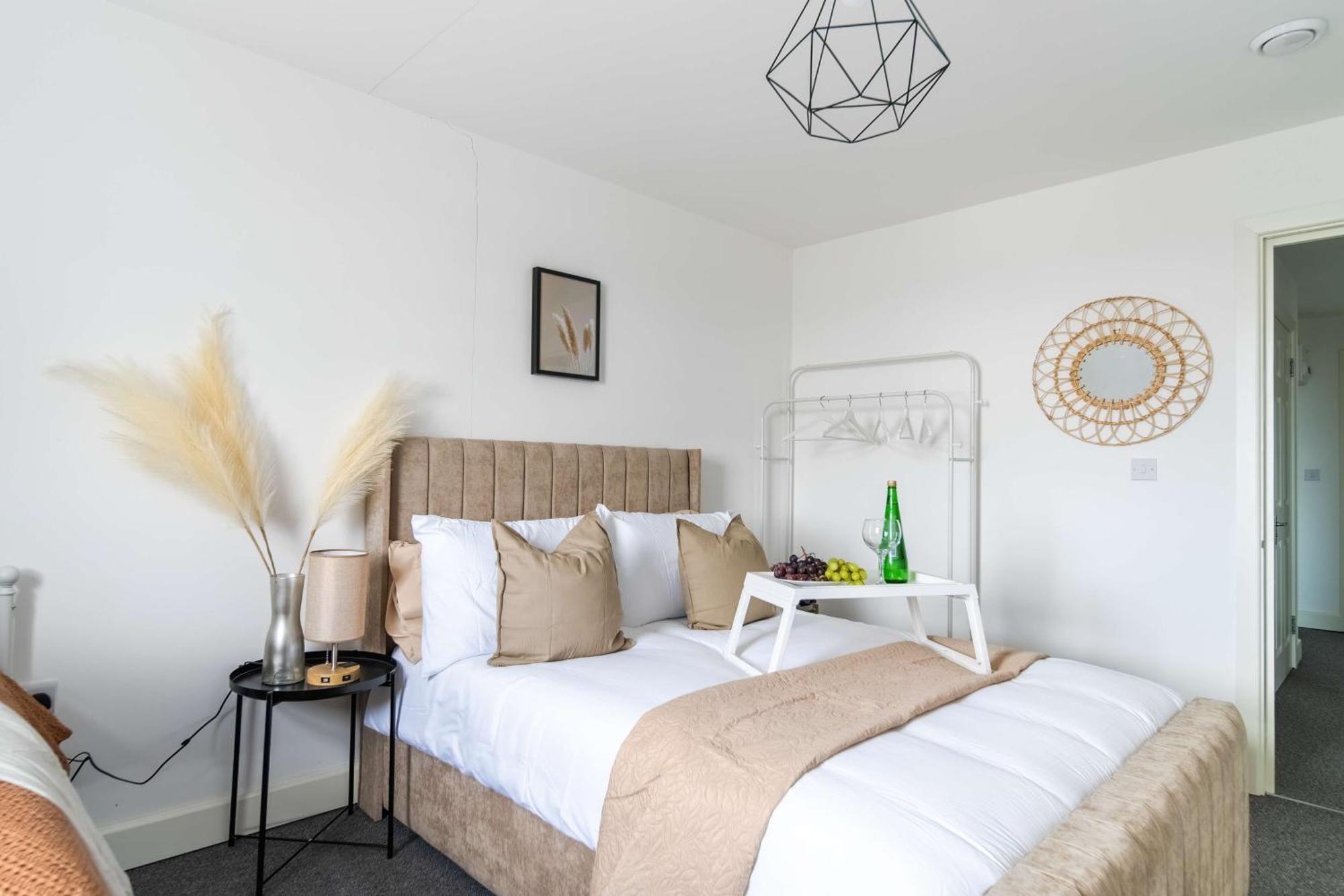 Modern Apartments With Free Parking Near Heathrow 콘부룩 외부 사진